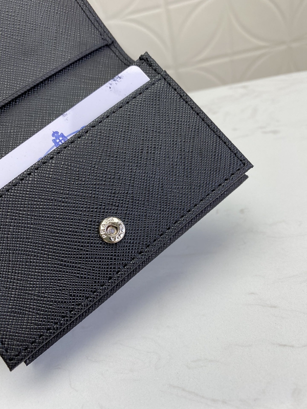 プラダ財布コピー着用イメージ